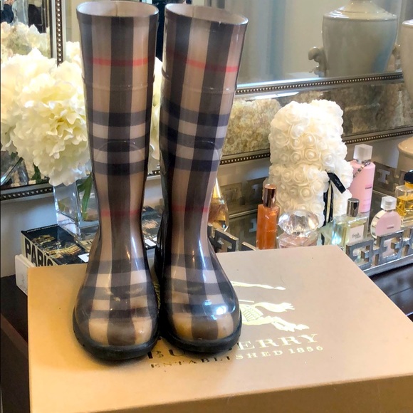 Burberry rain boots - Picture 1 of 5
